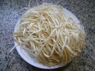 咸菜茭白丝盖浇汤面的做法步骤2