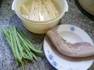 梅豆腐竹烧五花肉的做法步骤1