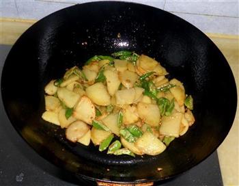 干煸尖椒土豆片的做法步骤7