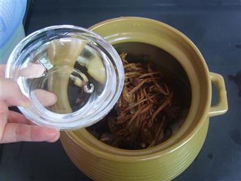 茶树菇煲鸡的做法步骤9