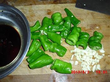 蒜香焖辣椒的做法步骤1