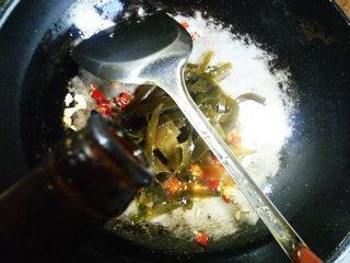 蒜末剁椒炒海带的做法图解3