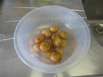 黑椒小土豆的做法图解2