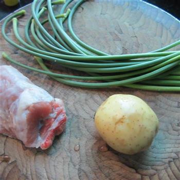 土豆蒜苔炒肉的做法步骤1