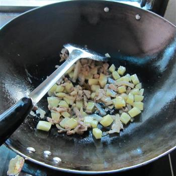 土豆蒜苔炒肉的做法步骤5