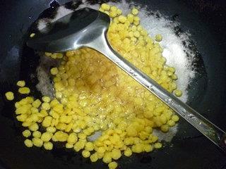 玉米片炒花生米的做法步骤3