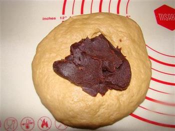 咖啡豆沙卷面包的做法步骤7