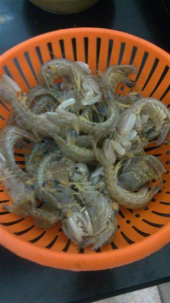 蒜辣濑尿虾的做法步骤1