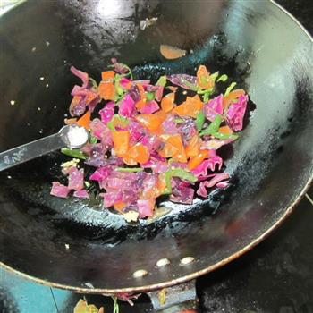 紫甘蓝炒红萝卜片的做法图解5