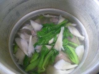 鸡毛菜平菇排骨汤的做法步骤10