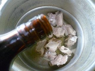 鸡毛菜平菇排骨汤的做法步骤3