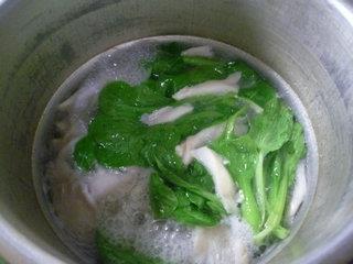鸡毛菜平菇排骨汤的做法步骤7