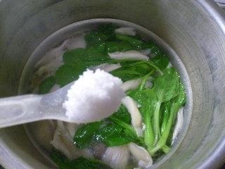 鸡毛菜平菇排骨汤的做法步骤8