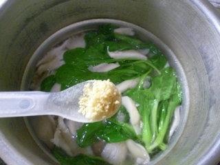 鸡毛菜平菇排骨汤的做法步骤9