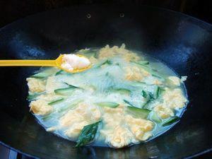 黄瓜鸡蛋汤的做法步骤7