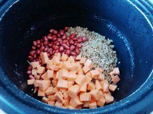 腊肠红薯花生糙米饭的做法图解4