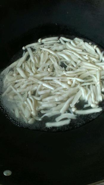 尖椒炒蟹味菇的做法步骤2