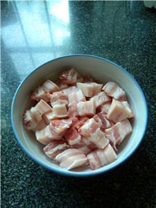 蚝油茭白五花肉的做法图解1