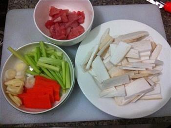 杏鲍菇西芹炒肉的做法步骤1
