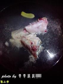 花生莲藕猪骨汤的做法步骤2