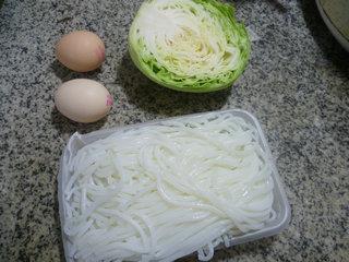 包心菜鸡蛋炒米粉的做法步骤1