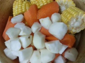 胡萝卜玉米排骨汤的做法图解2