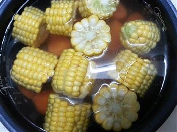 胡萝卜玉米排骨汤的做法图解3