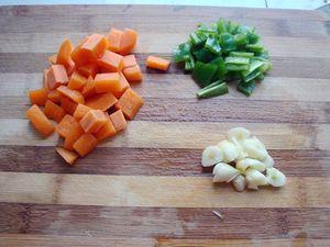 木耳胡萝卜炒馒头丁的做法步骤3