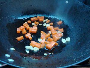 木耳胡萝卜炒馒头丁的做法步骤5