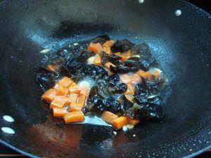 木耳胡萝卜炒馒头丁的做法步骤6