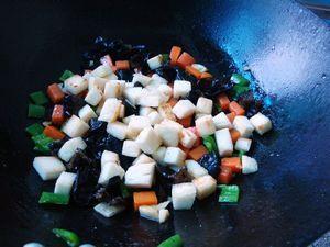 木耳胡萝卜炒馒头丁的做法步骤9