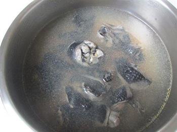 莲藕牡蛎煲乌鸡的做法图解2