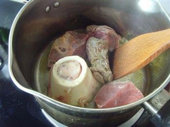 牛骨杂蔬汤的做法步骤5