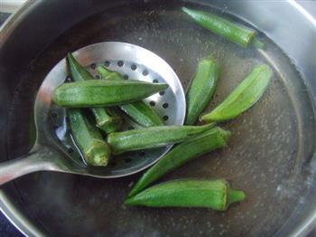 冰镇秋葵佐焙煎芝麻汁的做法步骤2