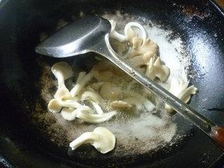 秀珍菇蟹柳炒莴笋的做法步骤5