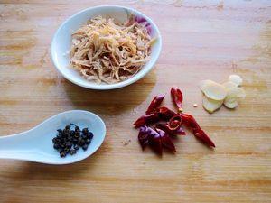 野生虾皮炒白菜的做法步骤3