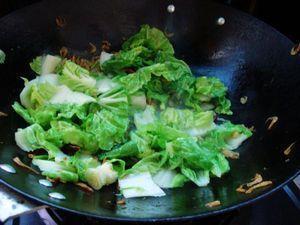 野生虾皮炒白菜的做法步骤6