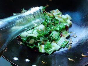野生虾皮炒白菜的做法步骤7