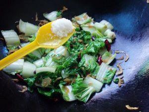 野生虾皮炒白菜的做法步骤8