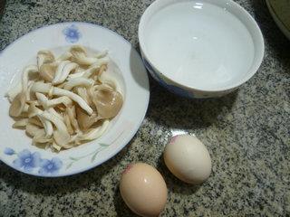 秀珍菇鸡蛋羹的做法步骤1