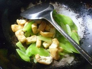 油豆腐炒莴笋的做法图解6