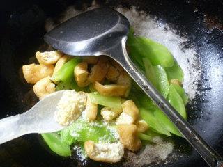 油豆腐炒莴笋的做法步骤8