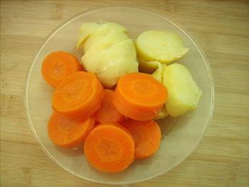 胡萝卜土豆泥沙拉的做法图解3