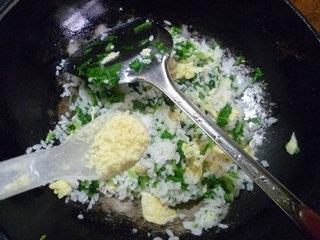 鸡蛋萝卜苗炒饭的做法步骤11