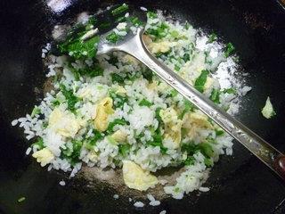 鸡蛋萝卜苗炒饭的做法步骤9