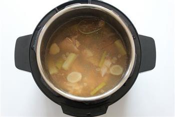 猪蹄黄豆汤的做法图解7