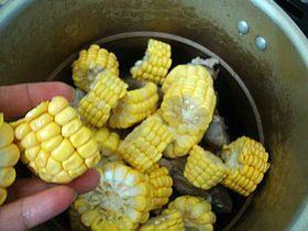 花生玉米排骨汤的做法图解6