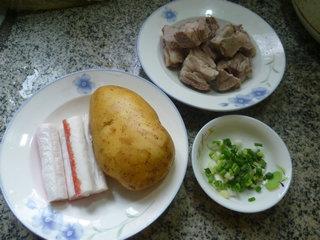 蟹柳土豆排骨汤的做法步骤1