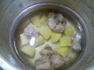 蟹柳土豆排骨汤的做法步骤5