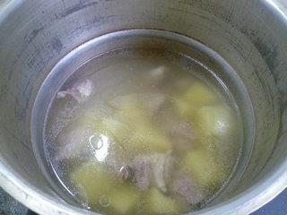 蟹柳土豆排骨汤的做法步骤7